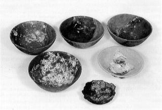 烏帽子島付近の海底から引き揚げられた青磁碗と青磁皿