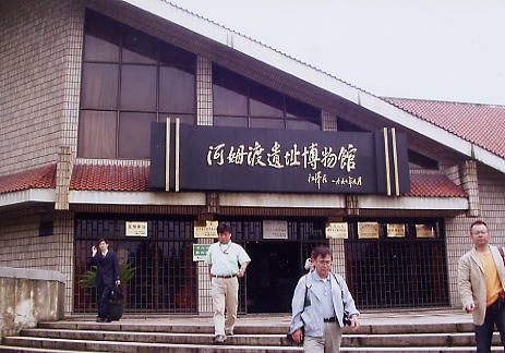 河姆渡遺址博物館から整備された遺跡へ向かう