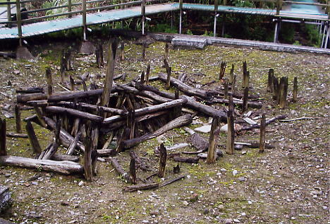 河姆渡遺跡で見つかった新石器時代の井戸枠(復原)